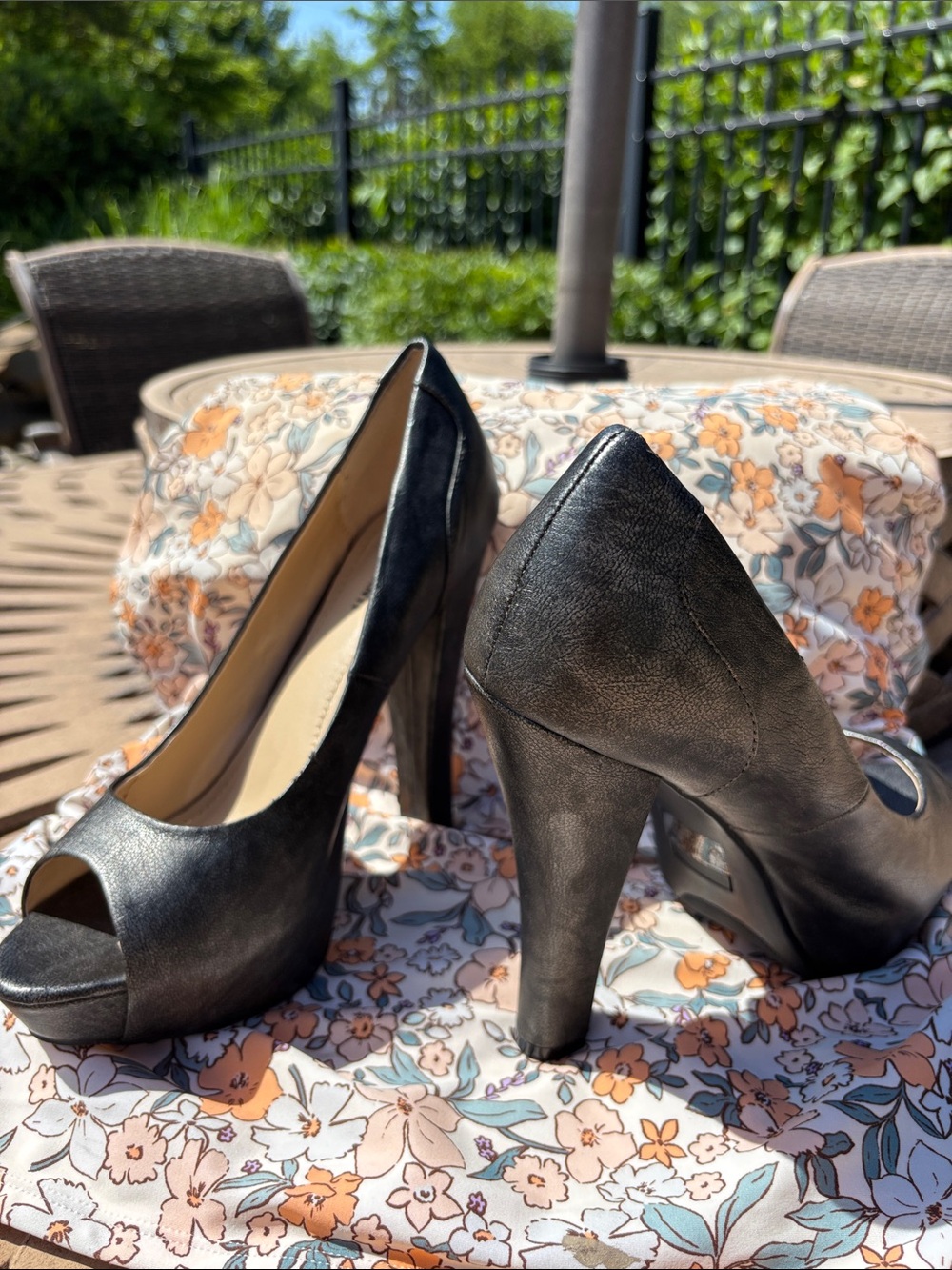Pewter Silver Gray Black Faux Leather Peep-Toe 5 1/2 High Heel 1+ Platform Pumps